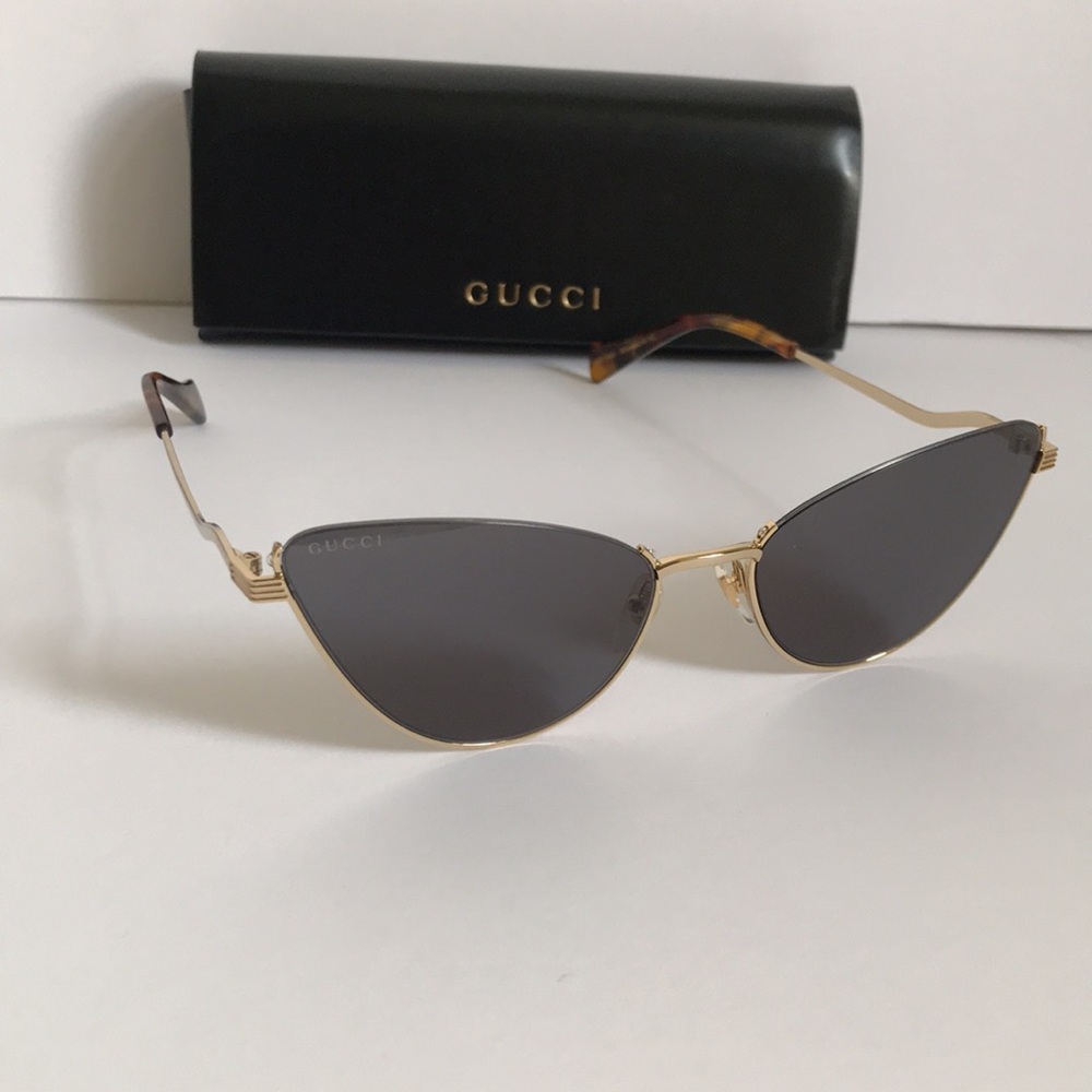 New Authentic Gucci Gg1006s
Women's Cat Eye Sunglasses in Gold with Gray Lenses